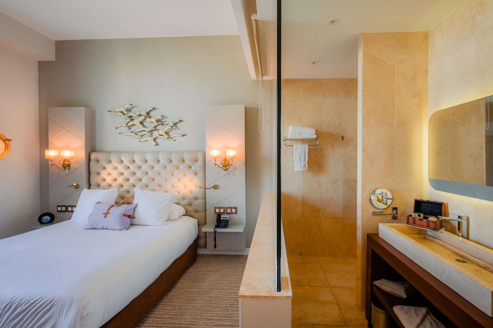 Deluxe King Room with Partial Sea View,1601716014:JPEG